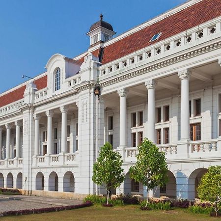 Capital O 281 Hotelo Джакарта Экстерьер фото